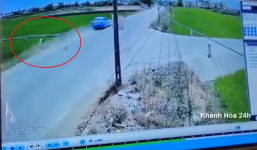 Clip taxi tông kinh hoàng khiến nữ sinh tử vong gây ám ảnh người xem